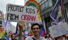 Un manifestant tient une pancarte "protégez les enfants d'Orban", lors de la marche des fiertés à Bruxelles, le 17 mai 2025 ( AFP / Nicolas TUCAT )