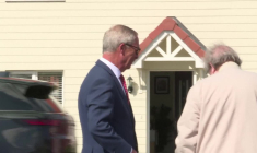 Nigel Farage, le chef du parti Reform UK, vote aux élections locales du Royaume-Uni
