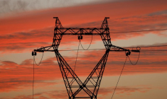 Un pylône près de la centrale nucléaire d'EDF à Avoine