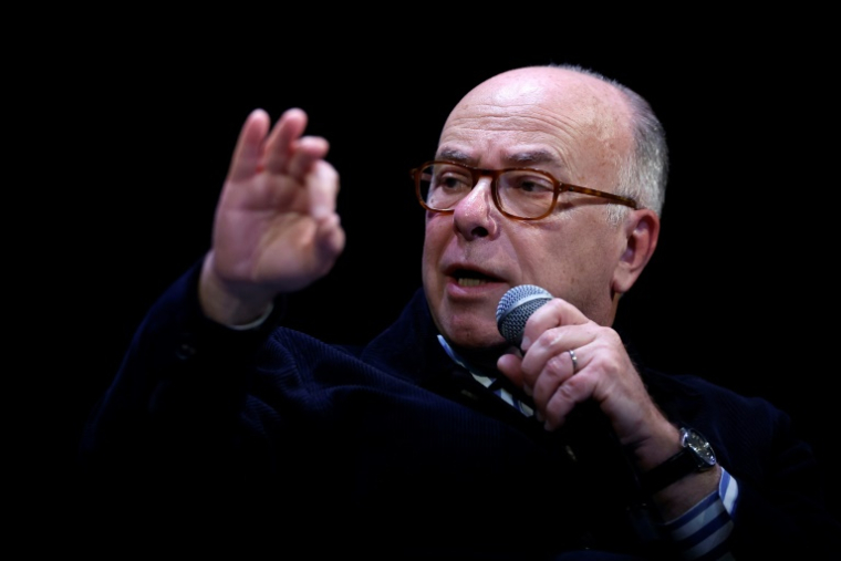 L'ancien Premier ministre Bernard Cazeneuve, à Paris le 11 avril 2026 ( AFP / Ian LANGSDON )