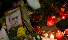Un portrait de l'opposant russe décédé, Alexeï Navalny, entouré de fleurs et de bougies déposées en hommage devant un mémorial improvisé à Belgrade, le 1er mars 2024 ( AFP / OLIVER BUNIC )
