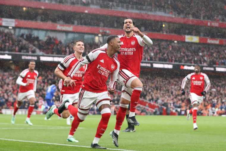 Arsenal rejoint City en tête