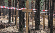 Ruban de signalisation sur une tombe d'un soldat ukrainien non identifié dans un cimetière improvisé dans la ville d'Izium