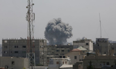 De la fumée s'élève à la suite d'une frappe israélienne, à Khan Younis.