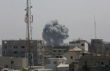 De la fumée s'élève à la suite d'une frappe israélienne, à Khan Younis.