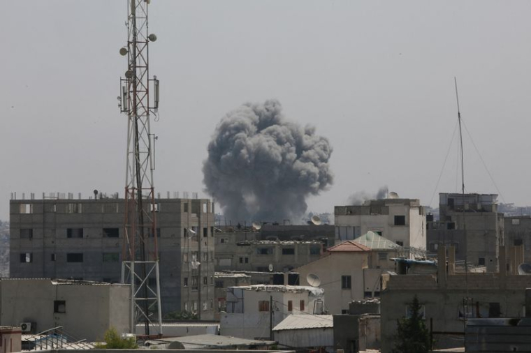 De la fumée s'élève à la suite d'une frappe israélienne, à Khan Younis.