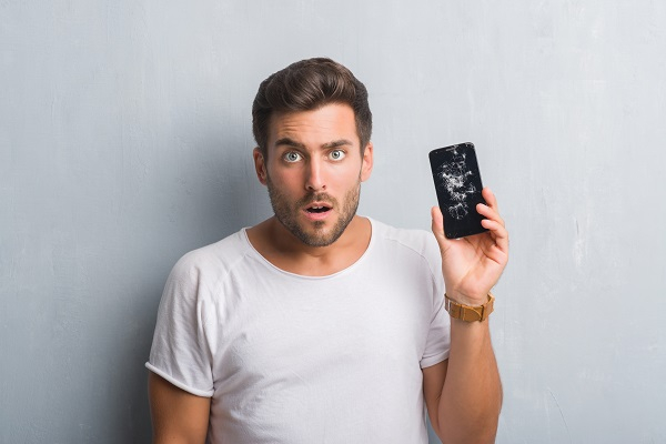 Faire réparer son smartphone (Crédits photo : Shutterstock)