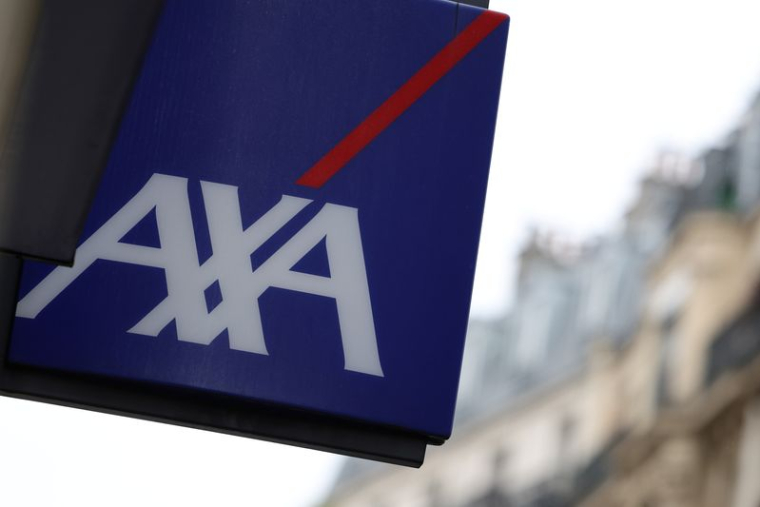 Le logo de l'assureur français Axa est visible à l'extérieur d'un bâtiment à Paris