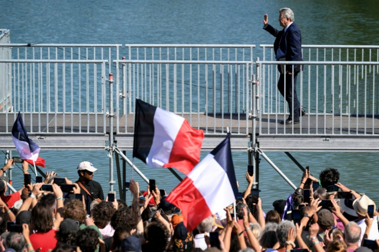 Jean-Luc Mélenchon arrive pour son discours de clôture des universités d'été de LFI, à Châteauneuf-sur-Isère, dans la Drôme, le 23 août 2026 ( AFP / OLIVIER CHASSIGNOLE )