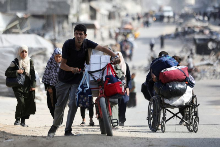 Les Palestiniens déplacés se fraient un chemin alors qu'ils fuient les zones du nord de la bande de Gaza, en pleine conflit entre Israël et le Hamas, à Gaza City