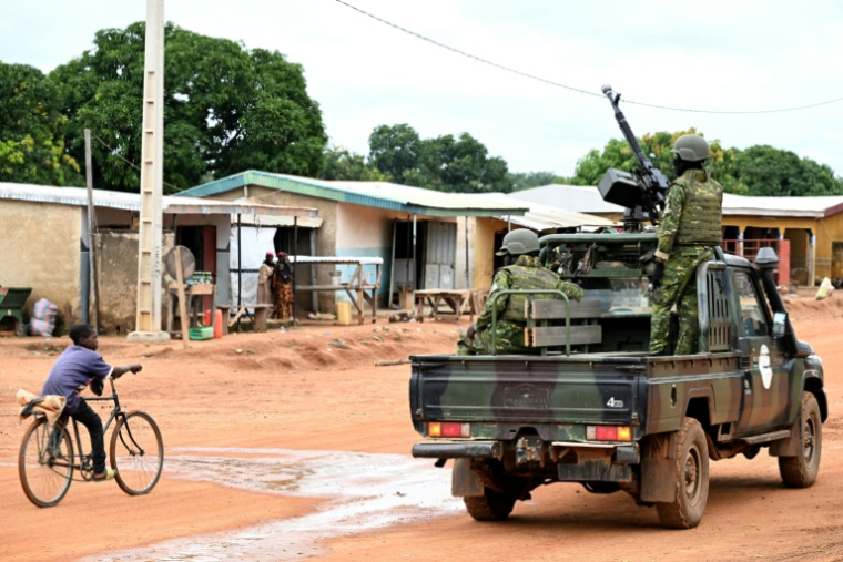 Des soldats ivoiriens en patrouille à Bole, près de la frontière avec le Burkina Faso, le 9 octobre 2025 en Côte d'Ivoire ( AFP / Issouf SANOGO )