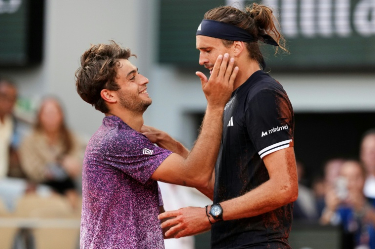 L'Italien Flavio Cobolli félicite son vainqueur, l'Allemand Alexander Zverev, en finale du simple messieurs de Roland-Garros, le 7 juin 2026 à Paris ( AFP / Dimitar DILKOFF )