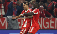 Luis Diaz, auteur du troisième but du Bayern, et Dayot Upamecano exultent face au Real Madrid, le 15 avril 2026 à Munich ( AFP / Karl-Josef HILDENBRAND )