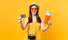 Lorsqu'on paye à l'étranger avec sa carte bancaire quelques règles sont à respecter pour éviter d'avoir à payer trop de frais ( Crédits : Adobe Stock)