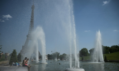 La tour Eiffel, comme le Louvre, ferment plus tôt que d'habitude en raison de la canicule ( AFP / JULIEN DE ROSA )