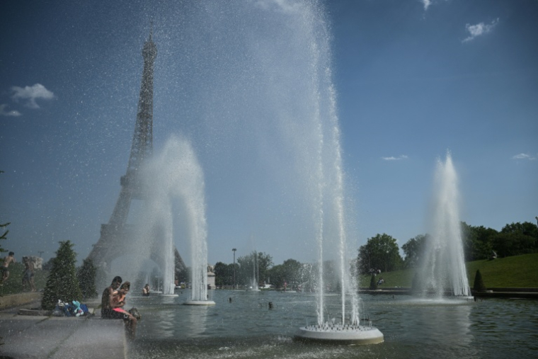 La tour Eiffel, comme le Louvre, ferment plus tôt que d'habitude en raison de la canicule ( AFP / JULIEN DE ROSA )