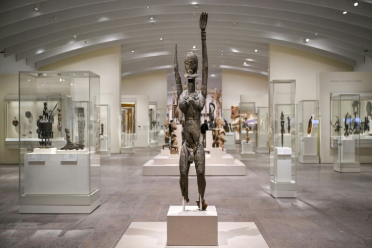Une sculpture d'art dogon exposée dans l'aile Michael C. Rockefeller consacrée aux arts d'Afrique, d'Océanie et des "anciennes Amériques", le 28 mai 2025 au Metropolitan Museum de New York ( AFP / ANGELA WEISS )