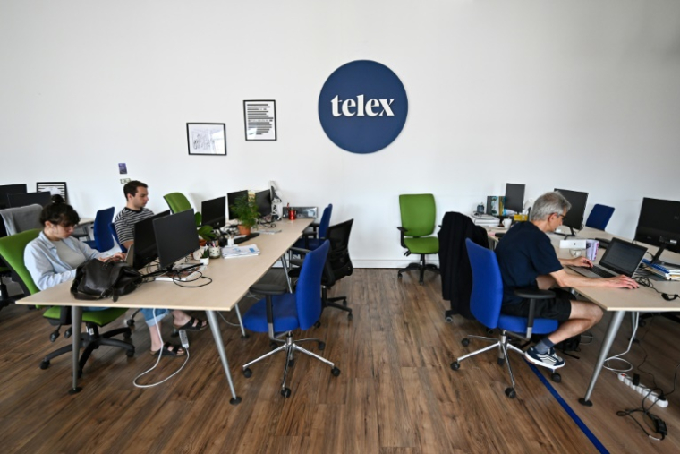 Des journalistes dans la salle de rédaction du site d'information hongrois Telex, le 3 juin 2025 à Budapest ( AFP / ATTILA KISBENEDEK )