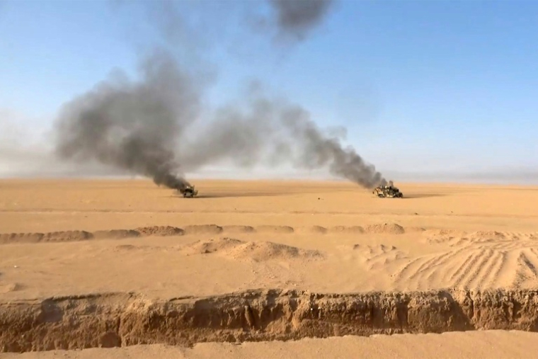 Photo de véhicules militaires en feu visés par les Houthis au Yémen, à Al Jawf, diffusée le 15 septembre 2026 par le centre des médias Ansarullah (autre nom des Houthis) ( ANSARULLAH MEDIA CENTRE / - )