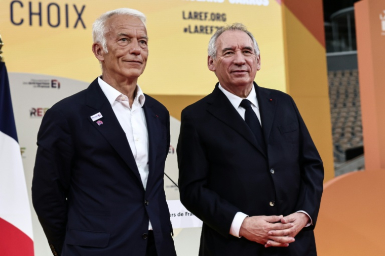 Le Premier ministre François Bayrou (D) et le président du Medef Patrick Martin le 28 août 2025 lors de l'événement de rentrée du Medef à Paris ( POOL / Thibaud MORITZ )