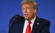 Le président américain Donald Trump lors d'une conférence de presse avec le président russe Vladimir Poutine, à la base militaire américaine Elmendorf-Richardson, à Anchorage (Alaska), le 15 août 2025 ( AFP / ANDREW CABALLERO-REYNOLDS )