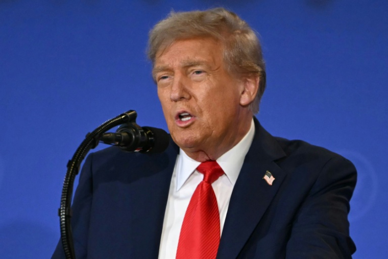 Le président américain Donald Trump lors d'une conférence de presse avec le président russe Vladimir Poutine, à la base militaire américaine Elmendorf-Richardson, à Anchorage (Alaska), le 15 août 2025 ( AFP / ANDREW CABALLERO-REYNOLDS )