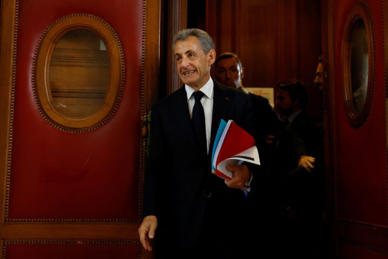 L'ancien président français Nicolas Sarkozy quitte l'audience du procès en appel de l'affaire dite "Bygmalion", relative au financement de sa campagne de 2012, au palais de justice de Paris