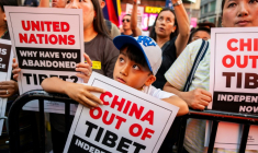 Manifestation en faveur du Tibet après qu'un militant s'est immolé par le feu devant le siège des Nations unies, à New York, le 1er août 2026 ( AFP / Angelina Katsanis )