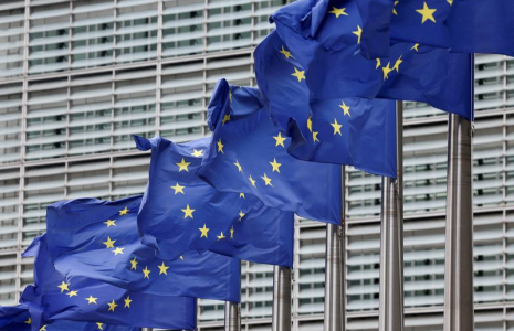 Les drapeaux de l'Union européenne flottent devant le siège de la Commission européenne à Bruxelles