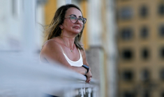Jaderluce de Oliveira lors d'un entretien avec l'AFP sur la tentative de féminicide de sa fille à Sao Gonçalo, dans l'État de Rio de Janeiro, au Brésil, le 27 mars 2026 ( AFP / Mauro PIMENTEL )