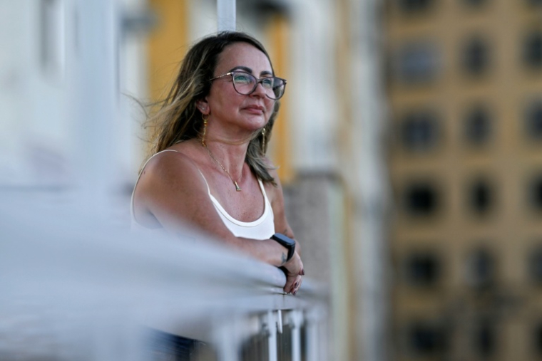 Jaderluce de Oliveira lors d'un entretien avec l'AFP sur la tentative de féminicide de sa fille à Sao Gonçalo, dans l'État de Rio de Janeiro, au Brésil, le 27 mars 2026 ( AFP / Mauro PIMENTEL )