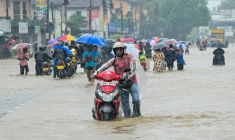 Des habitants pataugent dans une route inondée après de fortes pluies à Kaduwela, en périphérie de Colombo, le 28 novembre 2025 ( AFP / Ishara S. KODIKARA )
