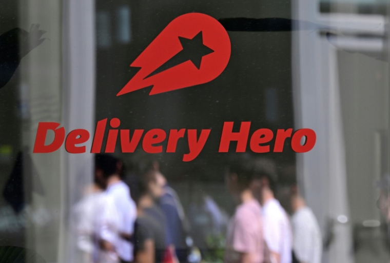 Le logo de l'entreprise allemande de livraison de repas Delivery Hero à Berlin, le 16 juillet 2026 ( AFP / John MACDOUGALL )