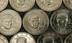 Des pièces d'un dollar à l'effigie du président américain Donald Trump sont frappées à Washington, le 3 septembre 2026 ( GETTY IMAGES NORTH AMERICA / ALEX WONG )