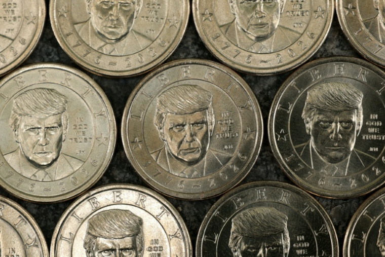 Des pièces d'un dollar à l'effigie du président américain Donald Trump sont frappées à Washington, le 3 septembre 2026 ( GETTY IMAGES NORTH AMERICA / ALEX WONG )