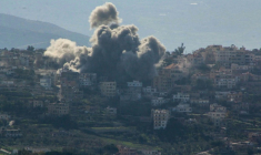 Un panache de fumée s'élève après une attaque aérienne israélienne sur Khiam, au Liban, le 6 mars 2026 ( AFP / Rabih DAHER )