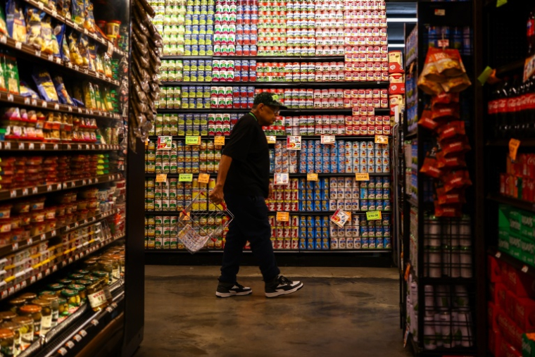 Un client dans un supermarché de Manhattan, à New York, le 28 septembre 2026 ( AFP / CHARLY TRIBALLEAU )