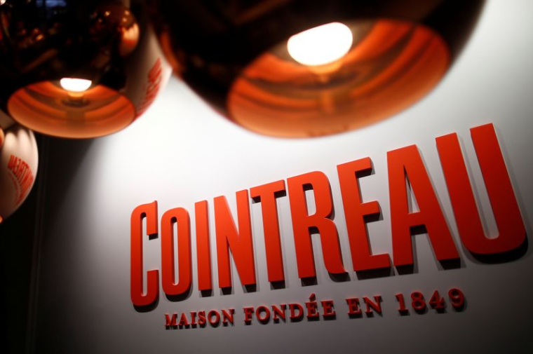Le logo de Cointreau est visible au Carre Cointreau de la distillerie Cointreau à Saint-Barthélemy-d'Anjou, près d'Angers