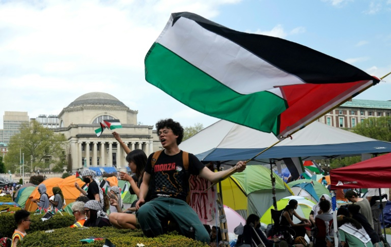 Des manifestants brandissent des drapeaux palestiniens sur le campus de l'Université Columbia à New York, le 29 avril 2024 ( AFP / TIMOTHY A. CLARY )