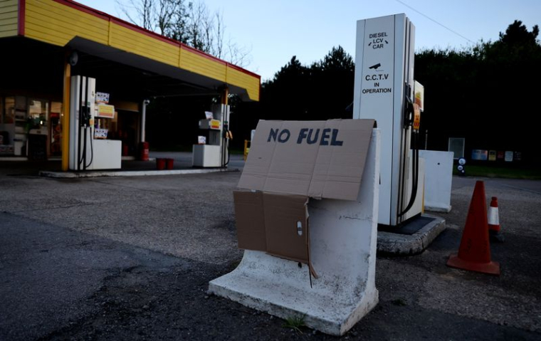 GRANDE-BRETAGNE: JUSQU'À 90% DES STATIONS-SERVICE SONT À SEC DANS LES GRANDES VILLES DU PAYS