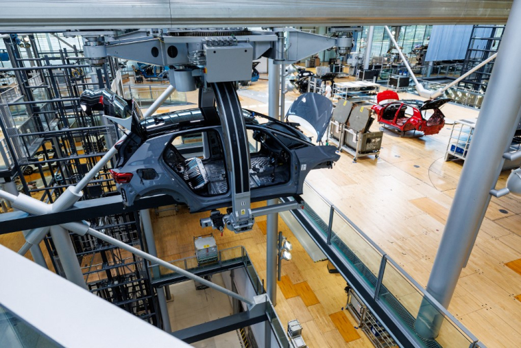 ( AFP / JENS SCHLUETER )