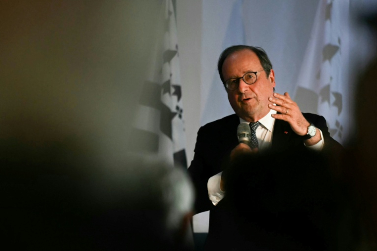 Francois Hollande lors d'un meeting réunissant différentes figures de la gauche à Liffre, en Ille-et-Vilaine, le 25 avril 2026 ( AFP / Lou BENOIST )