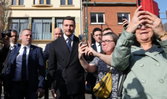 Jordan Bardella en campagne à Lens en soutien au candidat RN Bruno Clavet, le 5 mars 2026 ( AFP / Francois LO PRESTI )