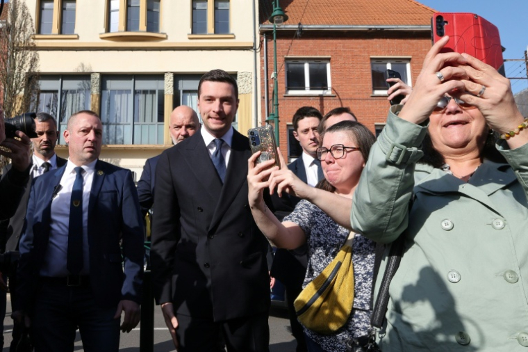 Jordan Bardella en campagne à Lens en soutien au candidat RN Bruno Clavet, le 5 mars 2026 ( AFP / Francois LO PRESTI )