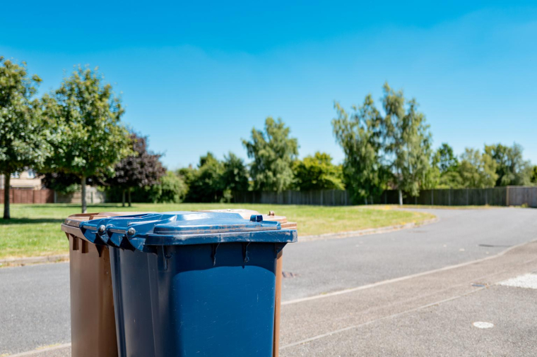 Taxe sur les ordures ménagères: propriétaire ou locataire, résidence principale ou secondaire… découvrez qui paie quoi et selon quelle logique (taxe foncière ou redevance). ( crédit photo : Getty Images )