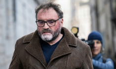 L'ancien anesthésiste Frédéric Pechier arrive au tribunal de Besançon où les plaidoiries finales de la défense vont être présentées, le 15 décembre 2025 dans le Doubs ( AFP / ARNAUD FINISTRE )