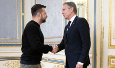 Le secrétaire d'État américain Blinken salue le dirigeant ukrainien Zelensky à Kiev