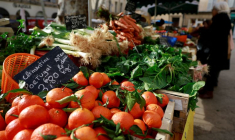 PHOTO DE FICHIER : Un marché local à Aix-en-Provence