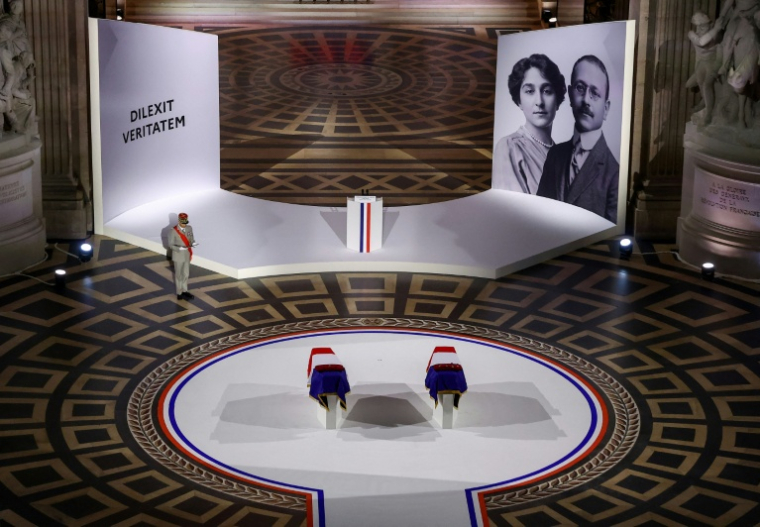Les deux cercueils drapés de drapeaux de l'historien et résistant Marc Bloch et de son épouse Simonne Bloch lors de la cérémonie d'entrée au Panthéon, le 23 juin 2026 à Paris ( POOL / Alice Sacco )