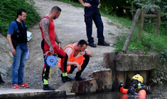 Des plongeurs fouillent la Vilaine après la découverte la veille du corps d'un garçon de 12 ans, une serviette de bain mouillée "nouée très serrée autour de son cou", le 25 mai 2026 a Rennes ( AFP / Sebastien Salom-Gomis )